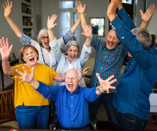 Seniors enthousiastes participant à une animation collective en maison de retraite, dans une ambiance conviviale et joyeuse