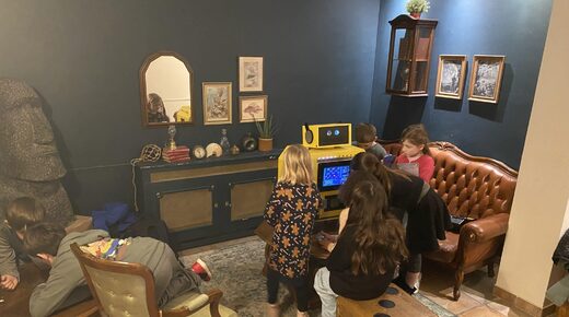 Groupe d’enfants en pleine activité insolite escape game organisé par Laeris lors d’un anniversaire