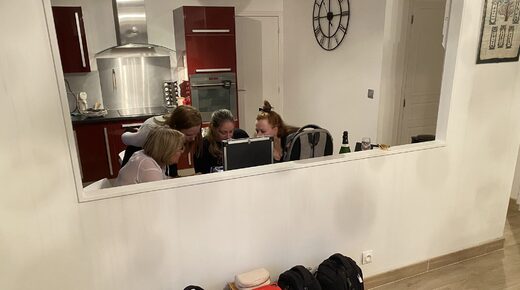 Groupe d'amies pour une activité insolite lors d'un anniversaire adulte avec Laeris