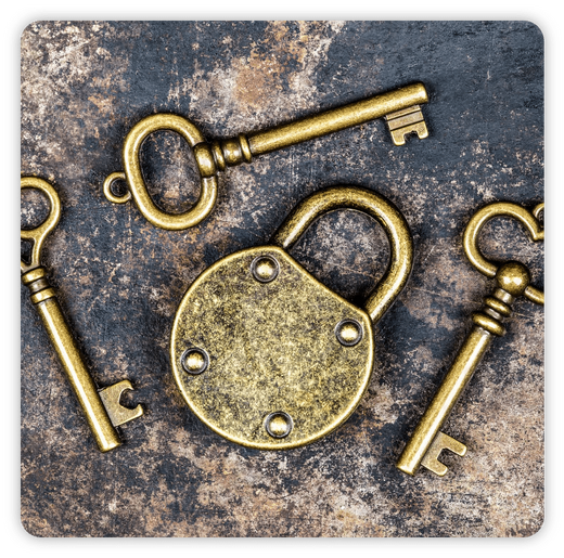 Trois clés en laiton entourent un vieux cadenas. Activité escape game insolite, mobile et immersive